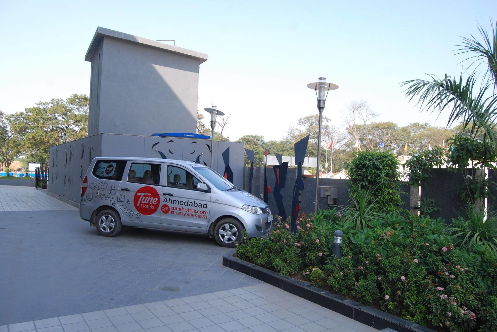 Mango Hotels Tune אחמדאבאד מראה חיצוני תמונה